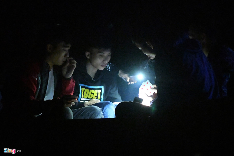 Hàng nghìn người trẩy hội chùa Hương trong đêm